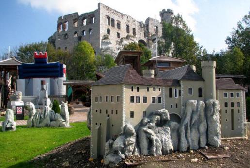 Zamki w Ogrodzieńcu - ruiny i reknstrukcja 