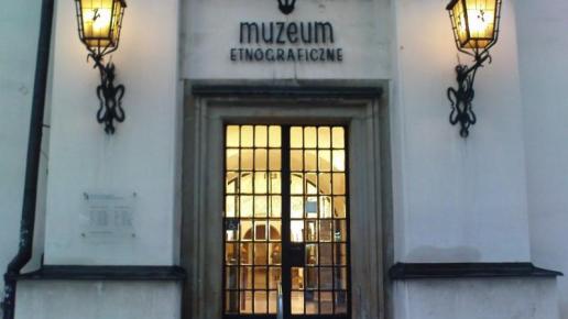 Wejście do Muzeum Etnograficznego, Darek