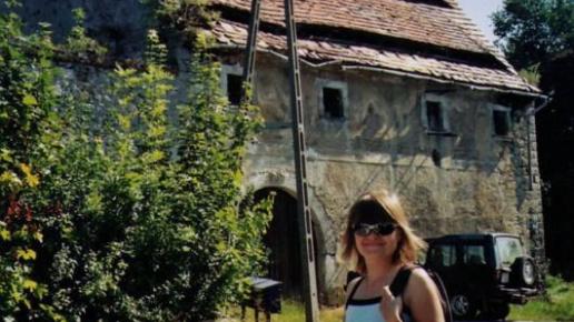 16.08.2009 - Gościszów - za tym budynkiem ukryte w bujnej zieleni znajduja się ruiny zamku, Anna Siemomysła