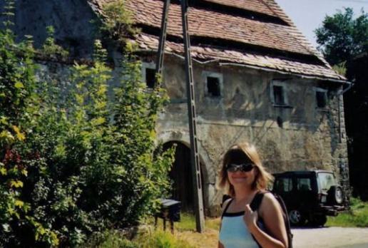 16.08.2009 - Gościszów - za tym budynkiem ukryte w bujnej zieleni znajduja się ruiny zamku, Anna Siemomysła