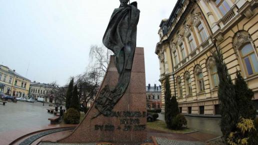Pomnik Jana Pawła II przy Ratuszu, Adam Prończuk