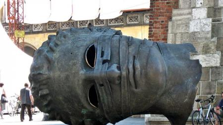 Głowa na Rynku w Krakowie - zdjęcie