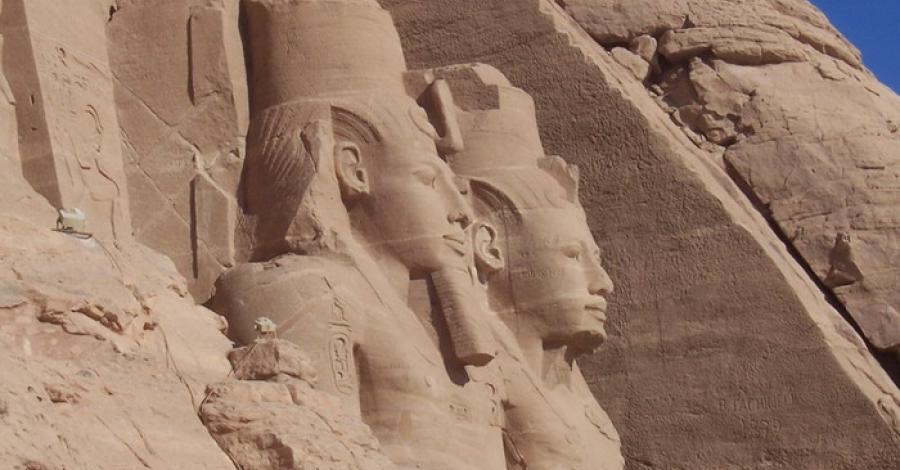 Egipt - patrząc w oczy Sfinksa. - zdjęcie