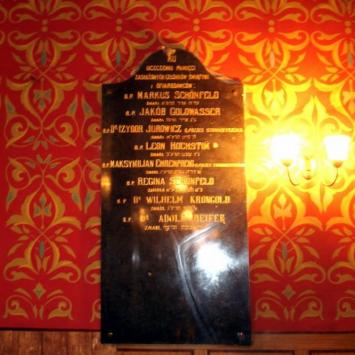tablica upamiętnia zmarłych zasłużonych członków i ofiarodawców synagogi, Zbyszek Mat
