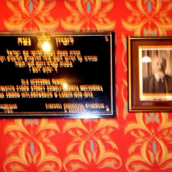 obok portretu rabina Ozjasza Thona tablica upamiętnia Żydów, którzy zginęli podczas II wojny światowej, Zbyszek Mat