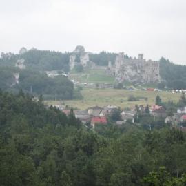 Jura - ruiny zamku Ogrodzieniec widziane z Góry Birów, Roman Świątkowski