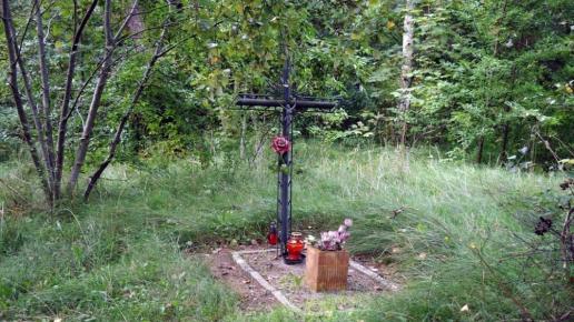 ..idąc do Juraty mijamy miejsce w którym pochowano żołnierza nienieckiego który popełnił samobójstwo z powodu klęski Niemców bronoacych Hel w 1945 roku., Zbyszek Mat