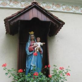 Figura Marii przy wejściu do Ogrodu, Danuta