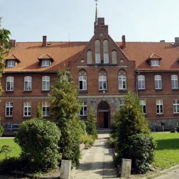 Puck – niezdobyty jak Częstochowa - neogotycki szpital - dawny Klasztor Sióstr Elżbietanek, Zbyszek Mat