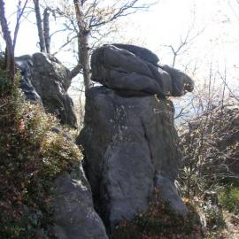 Góry Stołowe, Urwisko Batorowskie, mały małpolud w pobliżu Narożnika, Krzysztof