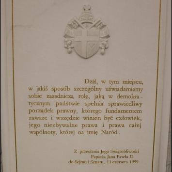 Tablica przy wejściu, Adam Prończuk