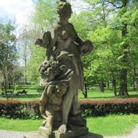 rzeźba stojąca przed Pałacem od strony parku, Roman Świątkowski