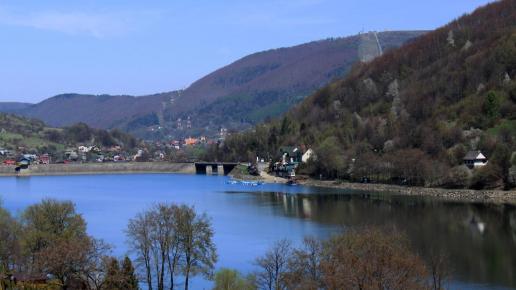 Jezioro Żywieckie z Tresnej - widok na Górę Żar