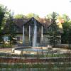 fontanna zbudowana została przed niewielkim cmentarzem żołnierzy radzieckich. , Danuta
