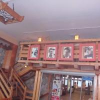 wnętrze restauracji; na ścianach foty kurierów tatrzańskich, mokunka