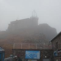 obserwatorium IMiGW wyłania się z mgły (ta i 5 kolejnych fot), mokunka