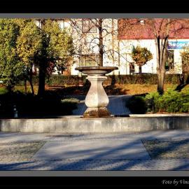 Plac Wolności - Parkowa fontanna, Vincci