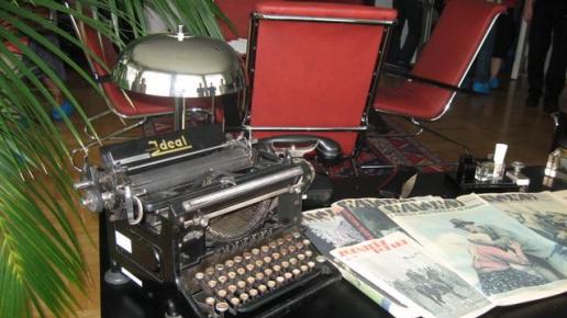 Na biurku przedwojenne aparaty telefoniczne, maszyna do pisania,, Danuta