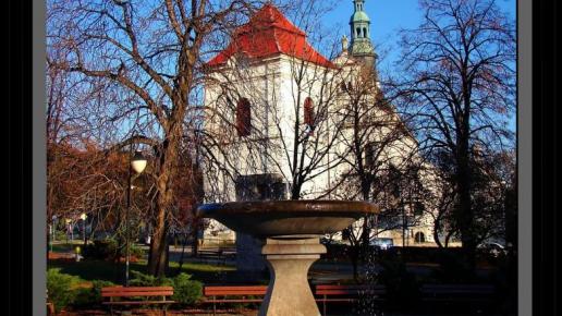 Fontanna parkowa w głebi dzwonnica kościoła św.Jana, Vincci