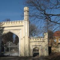 otoczony jest zabytkowym murem oraz oryginalną ostrołukową bramą w stylu neogotyku , Danuta