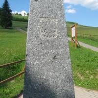 Monolity granitowe są wysokości 240 cm., Danuta