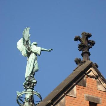 Na szczycie dachu dominuje figura Anioła Pokoju. , Danuta