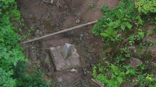 wymierzone przez geodetów miejsce połączenia trzech granic, które zaznaczono kamiennym słupem, Danuta