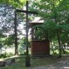 mijamy dzwonnicę drewnianą wieżową i drewniany krzyż misyjny, Danuta