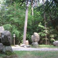 Pomnik zbudowany jest z kilkunastu głazów narzutowych przywiezionych tu z Podlasia, Danuta