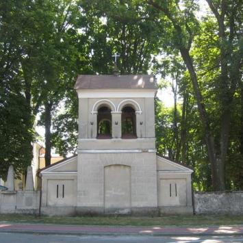 Obok kościoła znajduje się dzwonnica murowana, Danuta