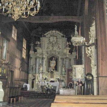 w ołtarzu głównym znajduje się obraz św. Stanisława , Danuta