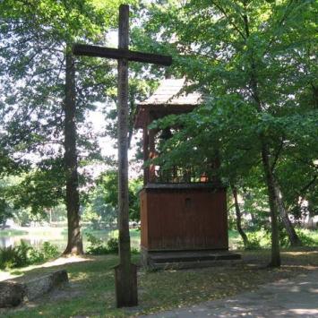 mijamy dzwonnicę drewnianą wieżową i drewniany krzyż misyjny, Danuta