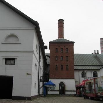jeden z kominów swoim kształtem przypomina butelkę w jakich było zwierzynieckie piwo, Danuta