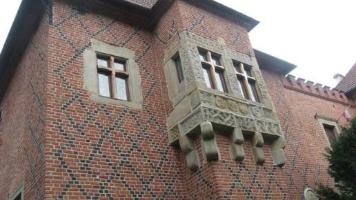 ściany zdobią wzory z cegły ceramicznej /zendrówki/ oraz bogata kamieniarka., Danuta