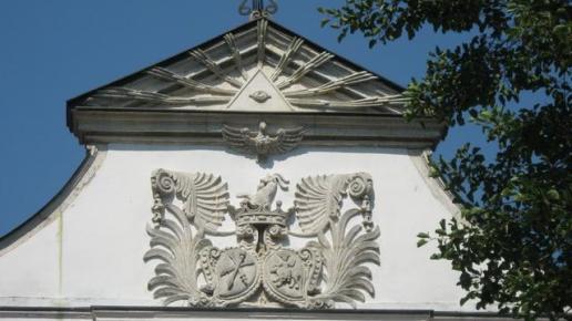 Zwierzyniec - herb Zamojskich na fasadzie kościoła na wodzie. , Danuta