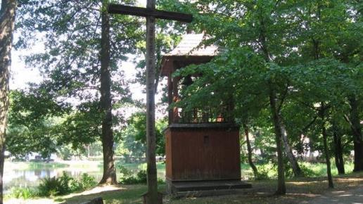 mijamy dzwonnicę drewnianą wieżową i drewniany krzyż misyjny, Danuta