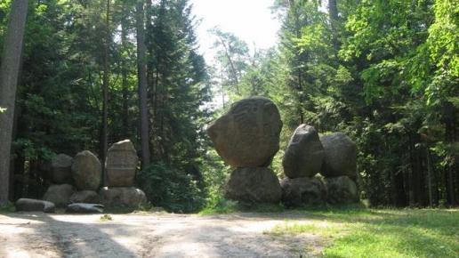 Dochodzimy do symbolicznego pomnika przypominającego 44 leśników, Danuta