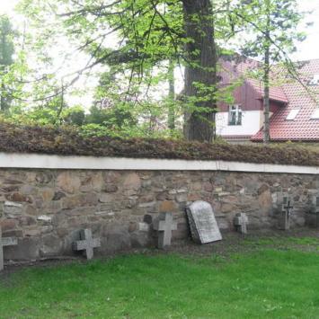 Kościół otoczony jest starym kamiennym murem, który w przeszłości pełnił także funkcje obronne, Danuta