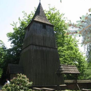Wolno stojąca dzwonnica pochodzi z 1679 roku. , Danuta