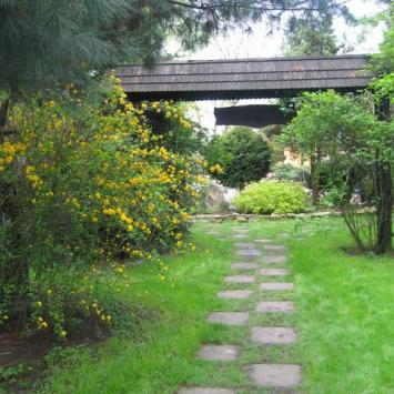 Parafialny ogród botaniczny przyciąga swoim pięknem, ciszą i spokojem, Danuta