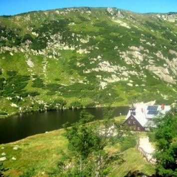 widok z góry na schronisko i jeziorko, Roman Świątkowski