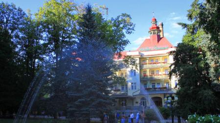 Kolorowa fontanna w Polanicy Zdroju - zdjęcie