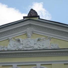Na trójkątnym przyczółku- u szczytu pałacu widzimy kartusz herbowy, Danuta
