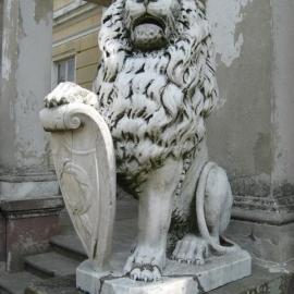 lwy podtrzymujące tarcze z herbami: Nałęcz (Przewiązka) - hrabiów Raczyńskich, Danuta