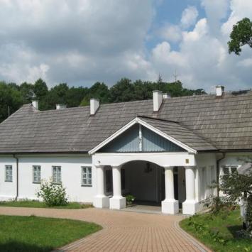 biały budynek z gankiem wspartym na dwóch parach kolumn. To Dworek Krasińskich, a w nim Muzeum Zygmunta Krasińskiego. , Danuta