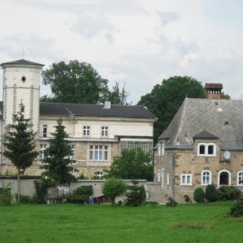 Z dala widać pałac –w stylu barokowym , Danuta