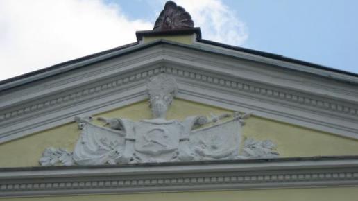 Na trójkątnym przyczółku- u szczytu pałacu widzimy kartusz herbowy, Danuta