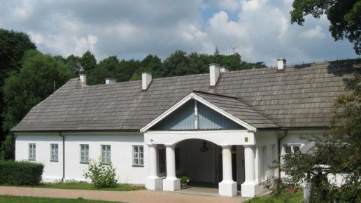 biały budynek z gankiem wspartym na dwóch parach kolumn. To Dworek Krasińskich, a w nim Muzeum Zygmunta Krasińskiego. , Danuta