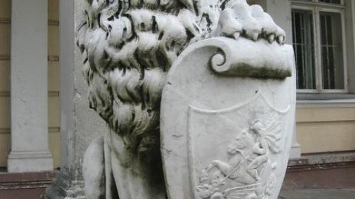 ...lwy podtrzymujące tarcze z herbami: Czetwertyński (Święty Jerzy zabijający smoka) , Danuta
