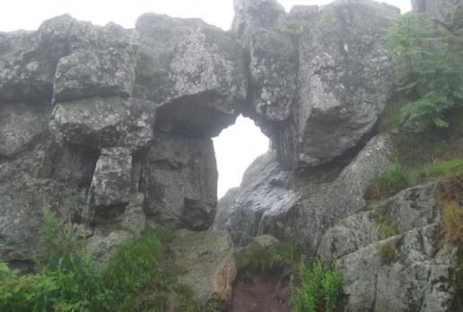 Niedaleko schroniska – na szczycie znajdują się malownicze i tajemnicze skałki, Danuta